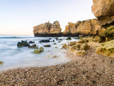 Portekiz 'in Algarve bölgesindeki Praia de Sao Rafael (Sao Rafael plajı).