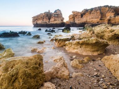 Portekiz 'in Algarve bölgesindeki Praia de Sao Rafael (Sao Rafael plajı).