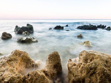 Portekiz 'in Algarve bölgesindeki Praia de Sao Rafael (Sao Rafael plajı).