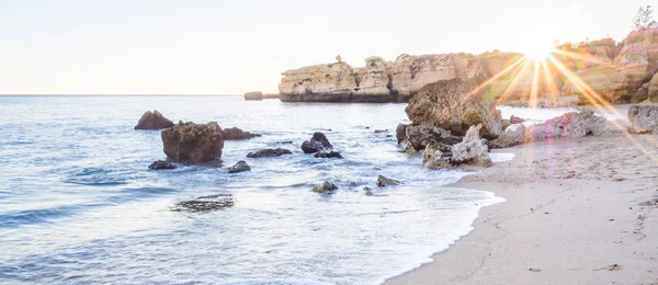 Portekiz 'in Algarve bölgesindeki Praia de Sao Rafael (Sao Rafael plajı).