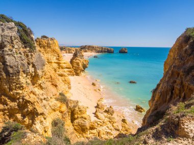 kayalık Sao Rafael plaj veya Praia de Sao Rafael, sıcak yaz saati, Portekiz Algarve bölgesinde temiz mavi su ile. 