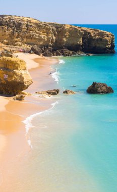 kayalık Sao Rafael plaj veya Praia de Sao Rafael, sıcak yaz saati, Portekiz Algarve bölgesinde temiz mavi su ile. 