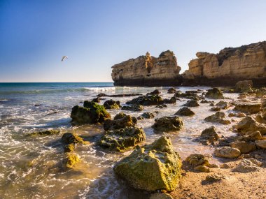 kayalık Sao Rafael plaj veya Praia de Sao Rafael, sıcak yaz saati, Portekiz Algarve bölgesinde temiz mavi su ile. 