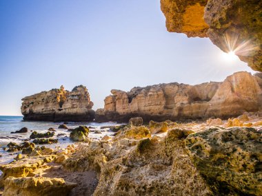 kayalık Sao Rafael plaj veya Praia de Sao Rafael, sıcak yaz saati, Portekiz Algarve bölgesinde temiz mavi su ile. 