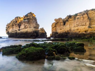 güzel kayalık Sao Rafael Plajı ya da Praia de Sao Rafael bölgesinde Algarve, Portekiz temiz mavi su ile. 