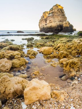 güzel kayalık Sao Rafael Plajı ya da Praia de Sao Rafael bölgesinde Algarve, Portekiz temiz mavi su ile. 