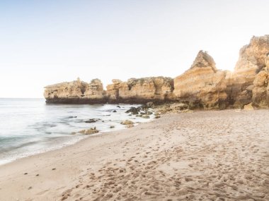 güzel kayalık Sao Rafael Plajı ya da Praia de Sao Rafael bölgesinde Algarve, Portekiz temiz mavi su ile. 