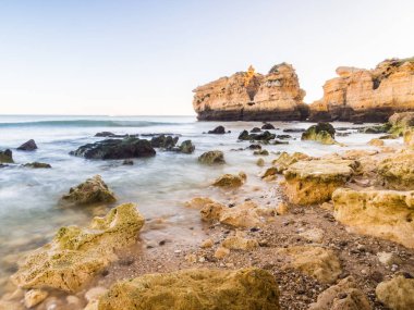 güzel kayalık Sao Rafael Plajı ya da Praia de Sao Rafael bölgesinde Algarve, Portekiz temiz mavi su ile. 