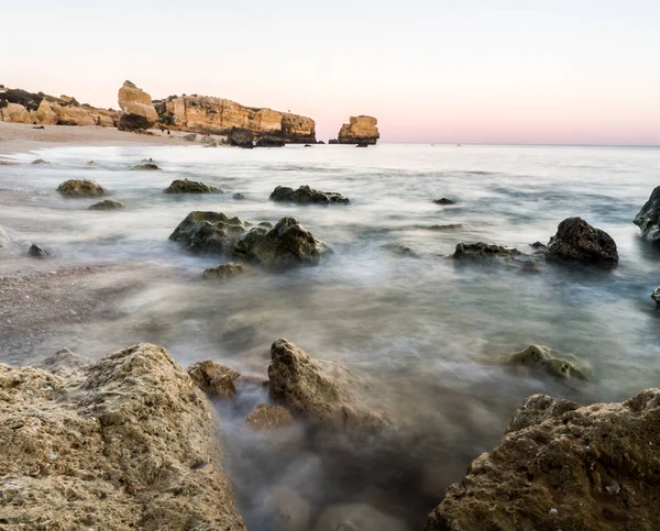 アルガルヴェ地方 ポルトガルでのきれいなブルーの水 日没時間の美しいのロッキー ラファエル ビーチ — ストック写真