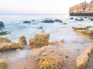 güzel bir kayalık Sao Rafael plaj günbatımı zamanı, Portekiz Algarve bölgesinde temiz mavi su ile. 