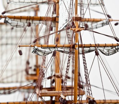 Gemi kapışıyor ve yelken açıyor. Yaklaş ve izole ol.