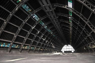 Gündüzleri kocaman boş bir depo