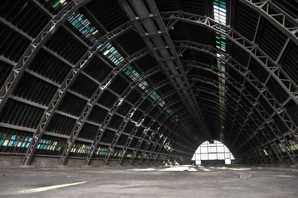 Gündüzleri kocaman boş bir depo