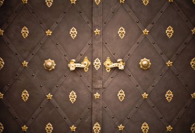  Altın süslemeli kraliyet kapısı