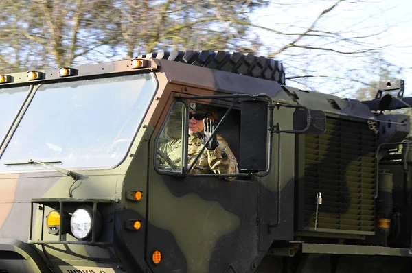 Bize ordu konvoyu, 27.3.2016, Çek Cumhuriyeti, Polonya için eski Boleslav geçiş,