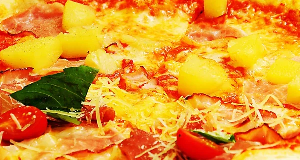 jambon pizza beyaz plaka üzerinde