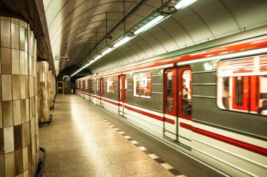 Metro Metro İstasyonu'ndan, Prague, Çek Cumhuriyeti, 24 Kasım 2017 başlamaktadır