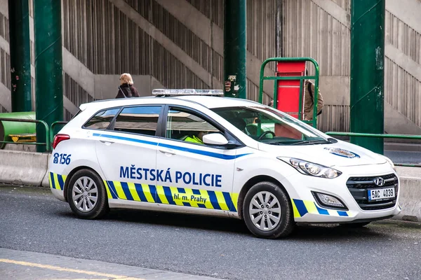 Polis sigara yasağı tren istasyonu, Prague, Çek Cumhuriyeti, 24 tarihinde dikkat et. Kasım 2017