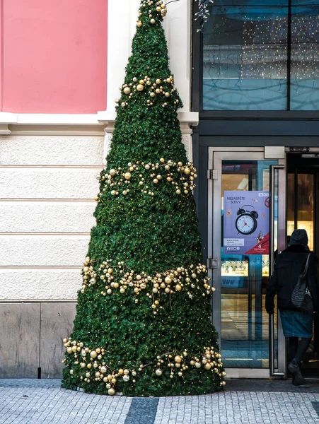 Noel ağacı alışveriş merkezi Palladium, Prague, Çek Cumhuriyeti, 24 Kasım 2017