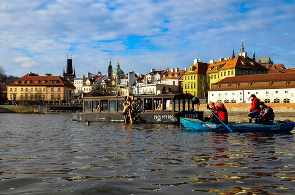 Üç Kral nehre, Prag Çek Cumhuriyeti 6 Ocak 2018, Yüzme,