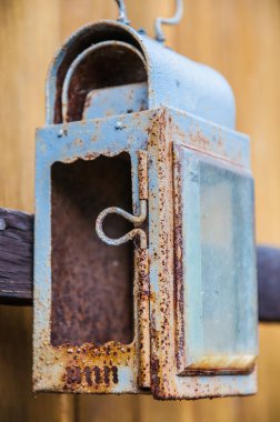 Bir ahşap arka plan asılı eski paslı-patina mum ışığı