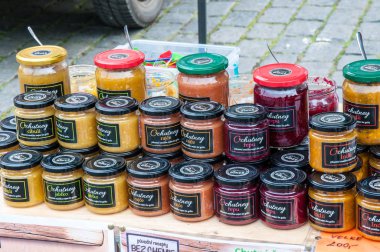 İçinde belgili tanımlık çarşı Merkezi, Prag, Çek Cumhuriyeti, 3 Şubat 2018, Aile içi ve organik gıda satan çiftçiler