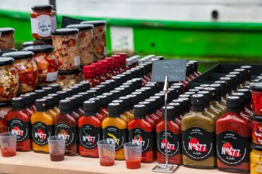 İçinde belgili tanımlık çarşı Merkezi, Prag, Çek Cumhuriyeti, 3 Şubat 2018, Aile içi ve organik gıda satan çiftçiler