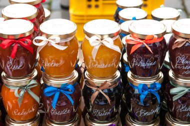 İçinde belgili tanımlık çarşı Merkezi, Prag, Çek Cumhuriyeti, 3 Şubat 2018, Aile içi ve organik gıda satan çiftçiler