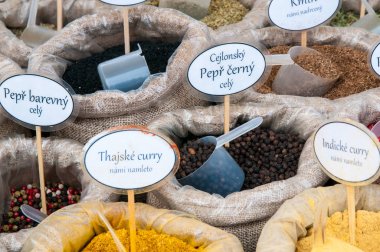 İçinde belgili tanımlık çarşı Merkezi, Prag, Çek Cumhuriyeti, 3 Şubat 2018, Aile içi ve organik gıda satan çiftçiler