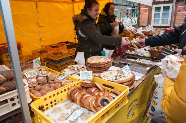 2018 チェコ共和国 プラハ中心部の市場で農民が国内と有機食品の販売 — ストック写真