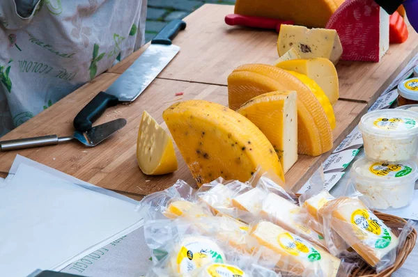 İçinde belgili tanımlık çarşı Merkezi, Prag, Çek Cumhuriyeti, 3 Şubat 2018, Aile içi ve organik gıda satan çiftçiler