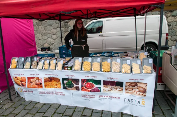İçinde belgili tanımlık çarşı Merkezi, Prag, Çek Cumhuriyeti, 3 Şubat 2018, Aile içi ve organik gıda satan çiftçiler