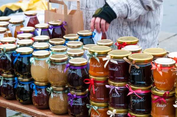 İçinde belgili tanımlık çarşı Merkezi, Prag, Çek Cumhuriyeti, 3 Şubat 2018, Aile içi ve organik gıda satan çiftçiler
