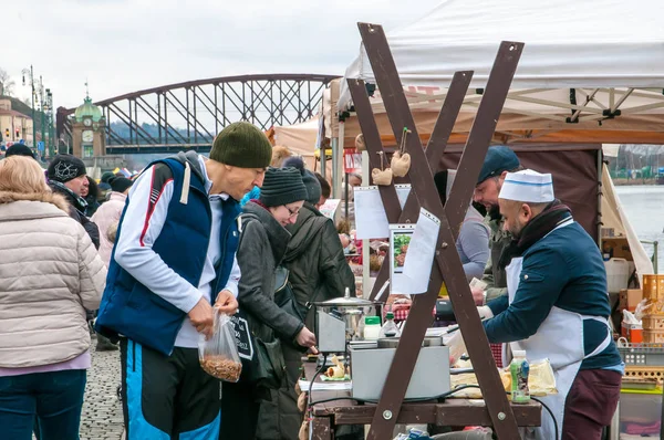 İçinde belgili tanımlık çarşı Merkezi, Prag, Çek Cumhuriyeti, 3 Şubat 2018, Aile içi ve organik gıda satan çiftçiler