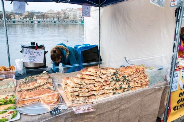 İçinde belgili tanımlık çarşı Merkezi, Prag, Çek Cumhuriyeti, 3 Şubat 2018, Aile içi ve organik gıda satan çiftçiler