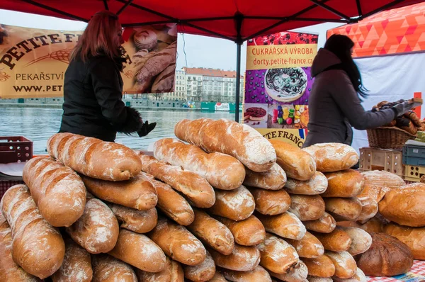 İçinde belgili tanımlık çarşı Merkezi, Prag, Çek Cumhuriyeti, 3 Şubat 2018, Aile içi ve organik gıda satan çiftçiler