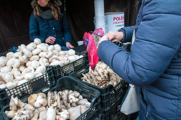2018 チェコ共和国 プラハ中心部の市場で農民が国内と有機食品の販売 ストックフォト