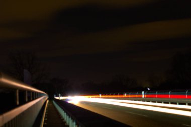 Lichter von fahrenden Autos auf einer Autobahnbruecke