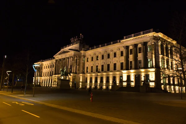Ein Beleuchtetes Schloss Der Innenstadt Bei Nacht — 스톡 사진