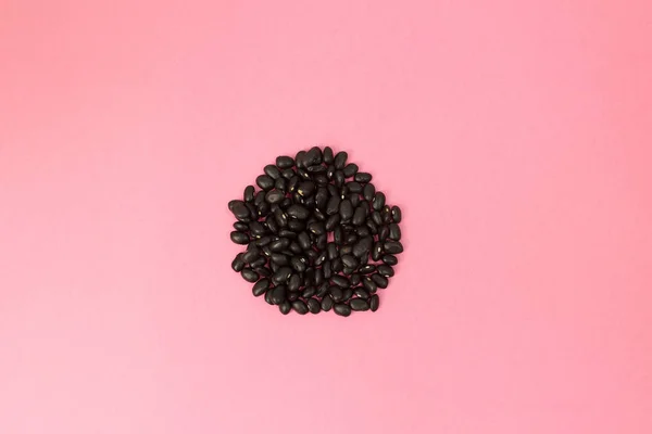 Pembe arka planda siyah fasulye