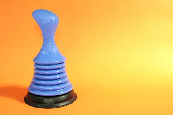 Mavi lavabo lavabo pompası turuncu arka plan