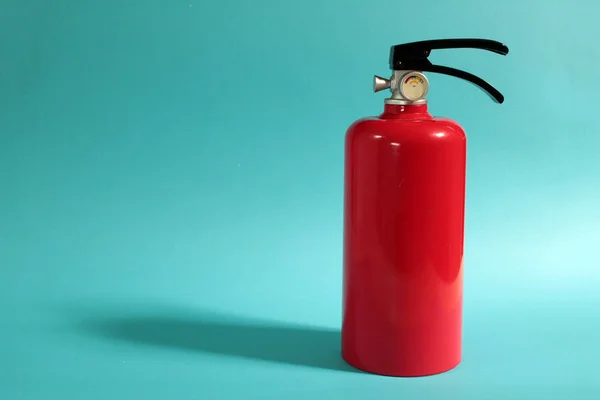 Kırmızı yangın söndürücü mavi arka plan