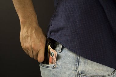 M-cüzdan ile iç cebinde Brezilya para koyarak adam