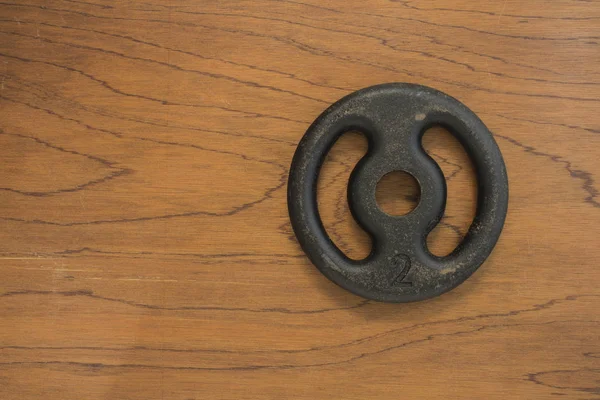 Siyah halter plaka izole ahşap arka plan üzerinde