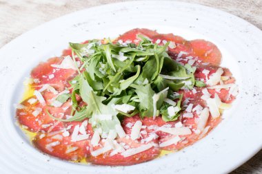 Üzümlü fileto ve yuvarlak tabakta soslu peynir.