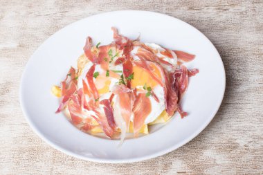 Yumurta ve patatesli İber jambonu.