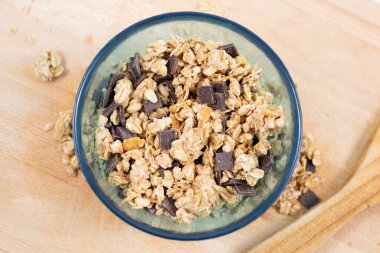 Tahta üzerinde tahta kaşık olan tahıl kasesi.