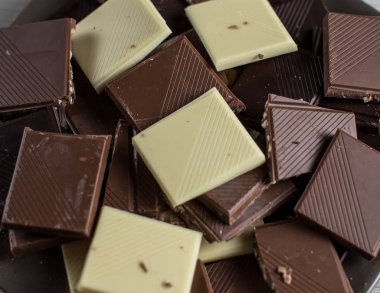 Çikolata tabağına çikolata ve tarçın parçaları yerleştirilmiş.