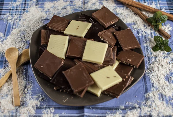 Tablette Chocolat Différentes Saveurs Placées Sur Une Assiette Avec Des — Photo