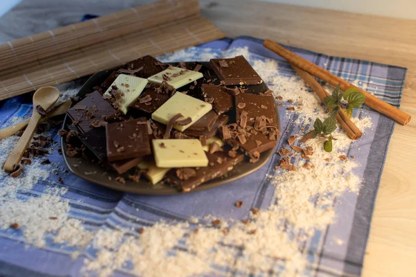 Tablette Chocolat Différentes Saveurs Placées Sur Une Assiette Avec Des — Photo